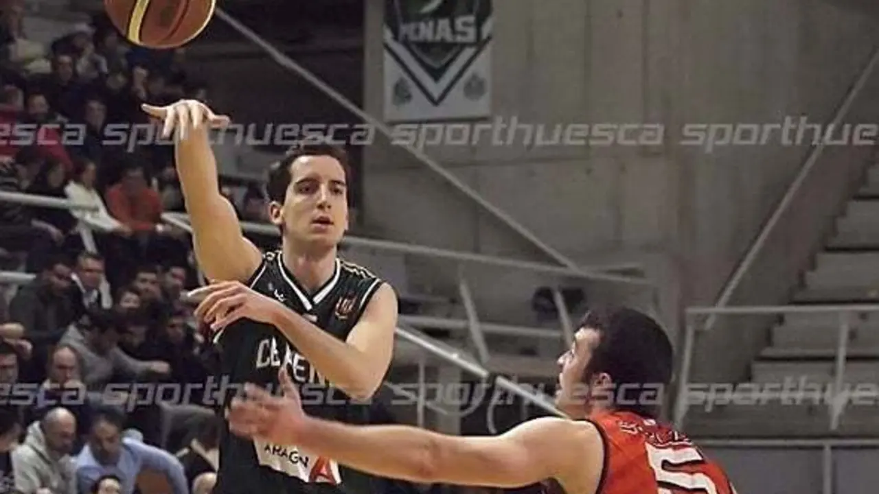 Guillem Colom, en un partido defendiendo la camiseta del CB Pe&ntilde;as contra Coru&ntilde;a. Foto: C.Pascual
