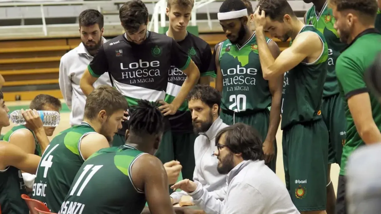 Santi Cerd&aacute;n durante el tiempo muerto de un partido quiere un fichaje para dar m&aacute;s solidez al equipo. Foto: C.Pascual