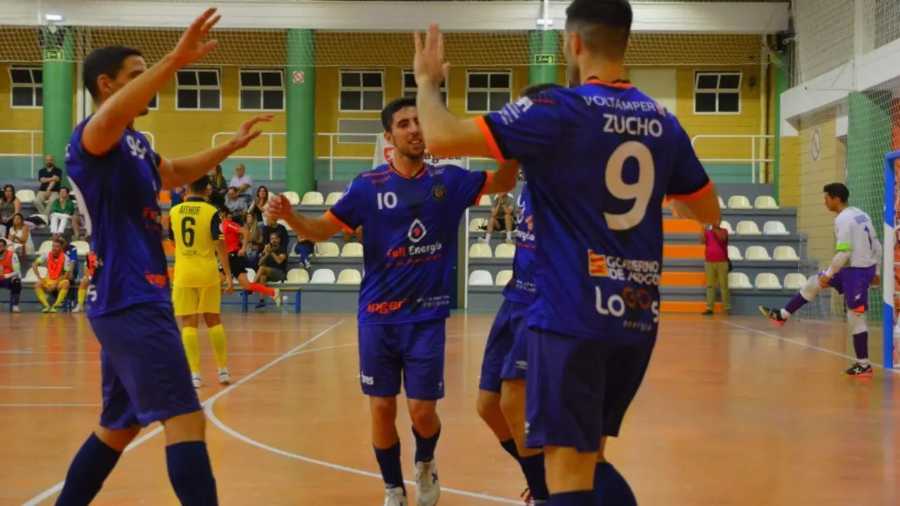 Los jugadores se abrazan en el partido ante Martorell | Foto: Pedro Luis Serrano