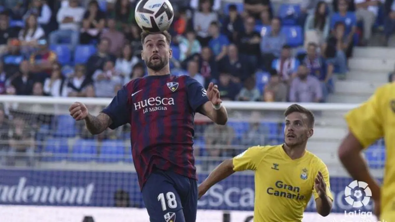 Carrillo disputa un bal&oacute;n con la cabeza. 