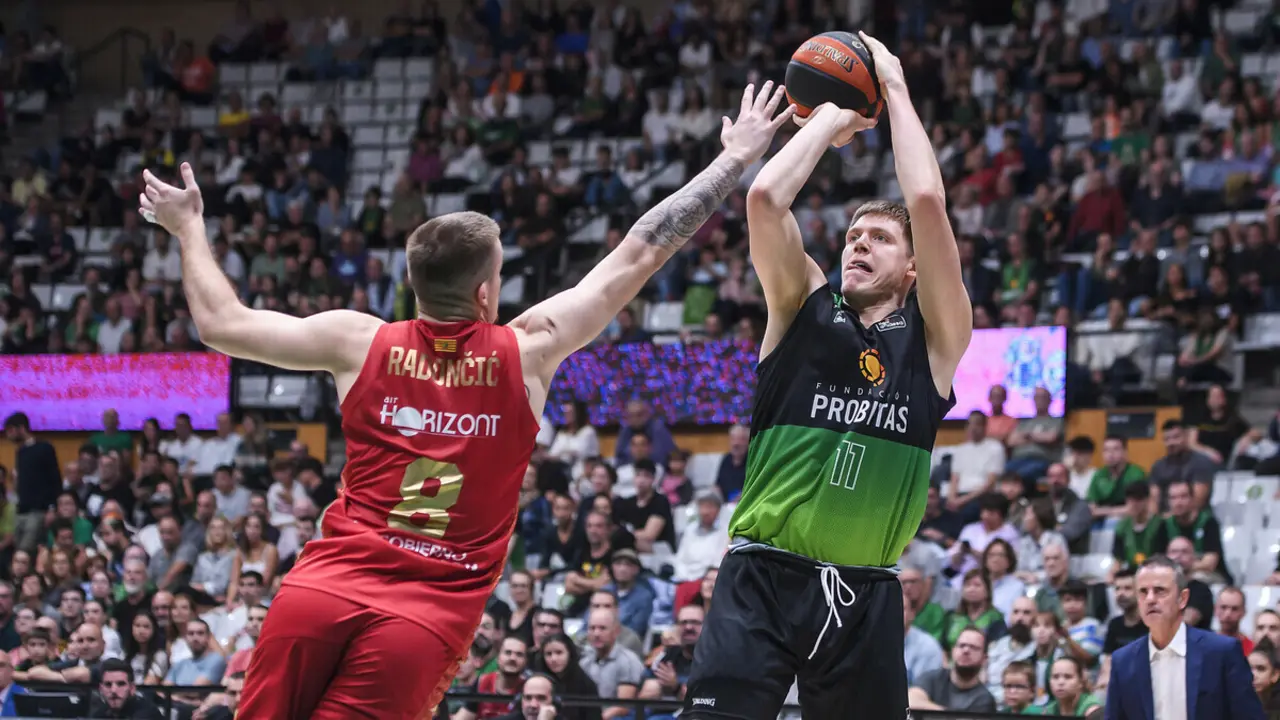 Radoncic trata de puntear un lanzamiento de Hellenson en el partido ante Joventut | Foto: ACB