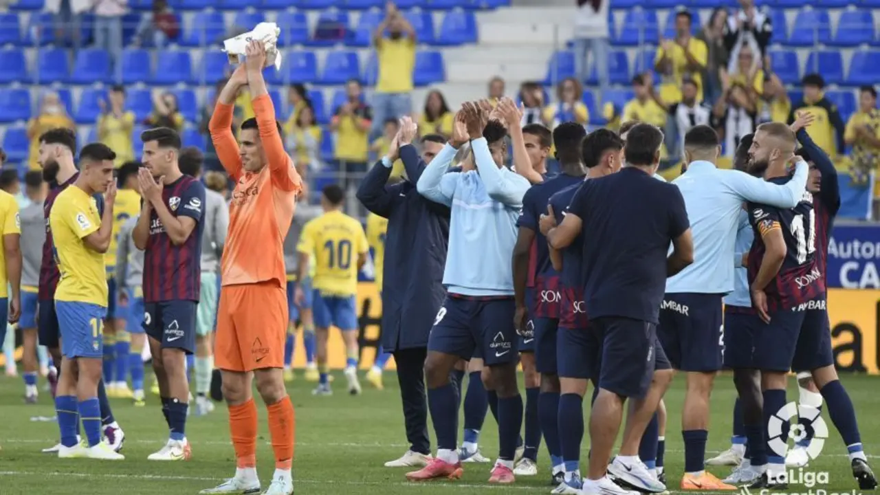 Los jugadores del Huesca responden a los aplausos de la afici&oacute;n trs vencer a Las Palmas. Foto: LaLigaLos jugadores del Huesca responden a los aplausos de la afici&oacute;n tras vencer a Las Palmas. Foto: LaLiga