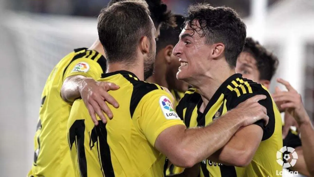Franc&eacute;s celebra el triunfo ante el Tenerife, en el centro de la pi&ntilde;a del Real Zaragoza | Foto: La Liga