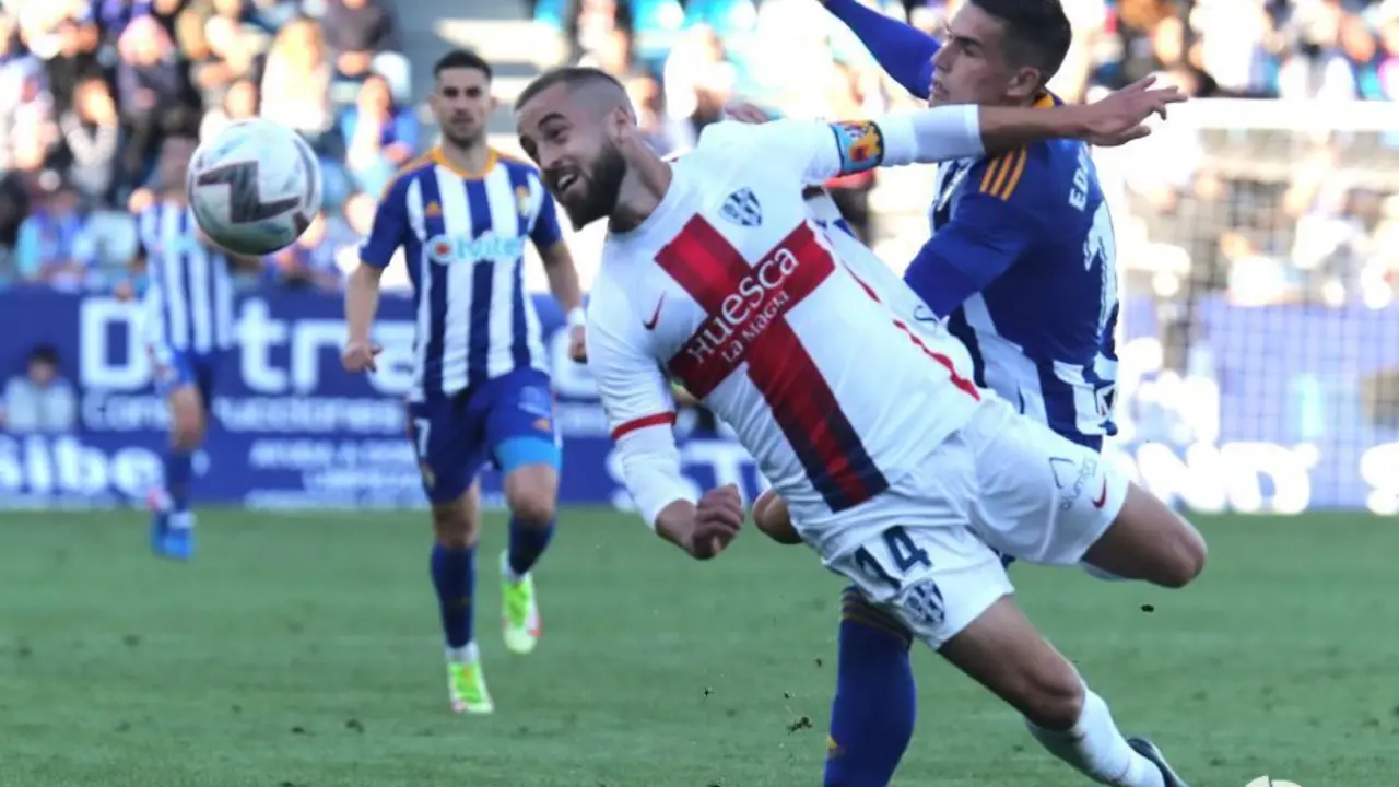 Pulido disputa un bal&oacute;n con Edu Espiau | Foto: LaLiga