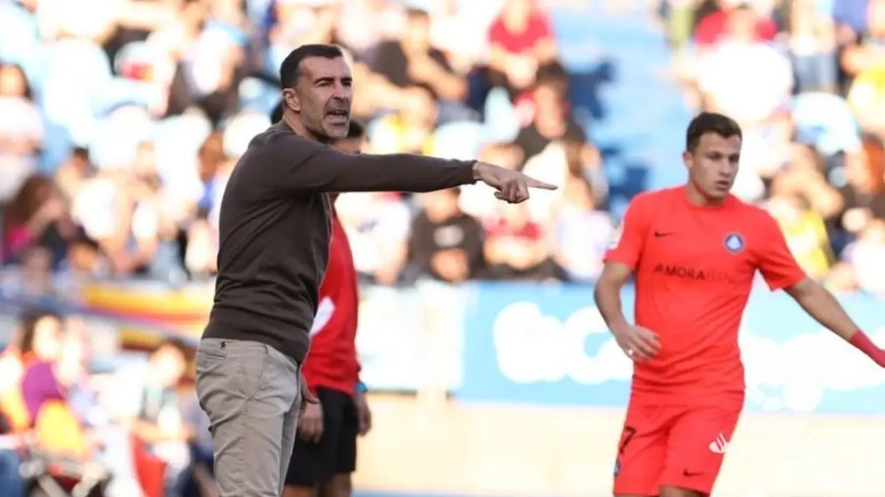 Carcedo da &oacute;rdenes en el Real Zaragoza Andorra. Foto: LaLiga