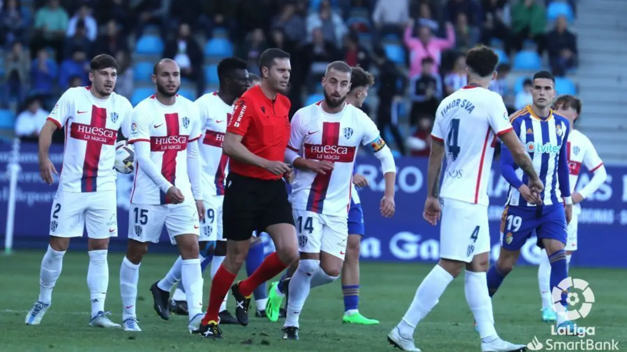 Jugadores del Huesca con el &aacute;rbitro. Foto: LaLiga