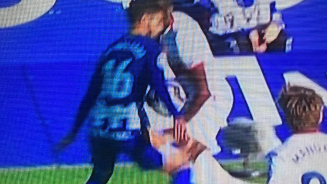 Frame de la mano donde se aprecia que el jugador de la Ponferradina toca el bal&oacute;n con el brazo separado del cuerpo