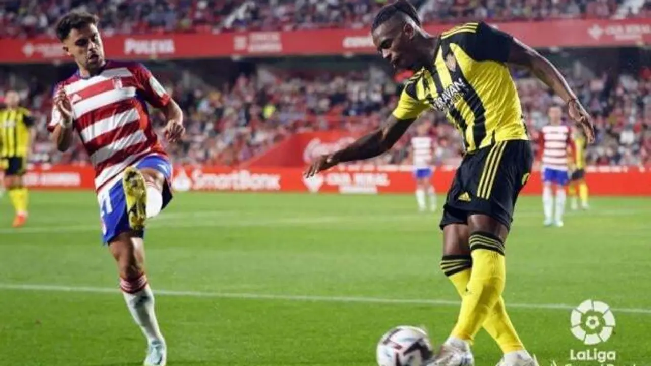 Jair Amador despeja ante el Granada | Foto: La Liga