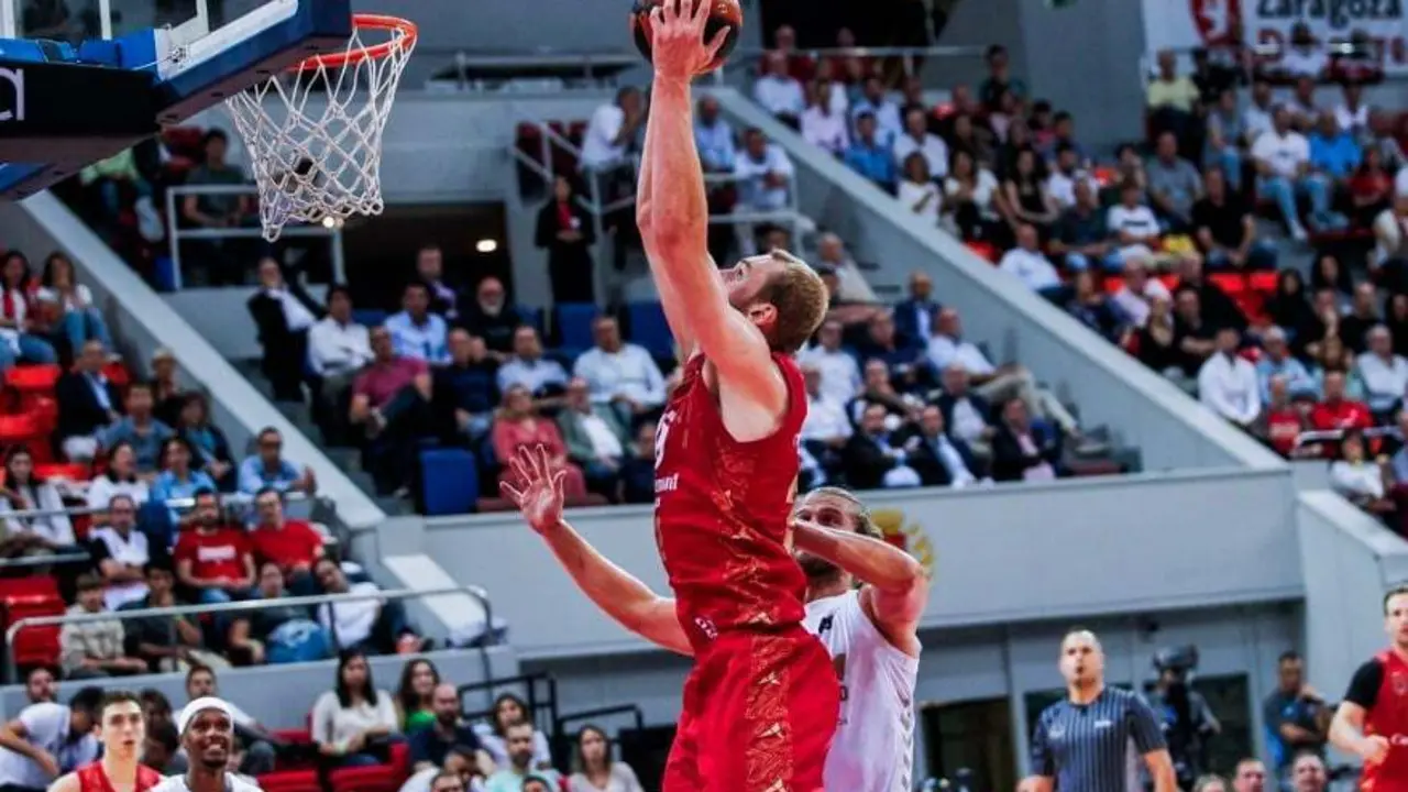 Hlinason machaca el aro ante el Murcia | Foto: Casademont Zaragoza