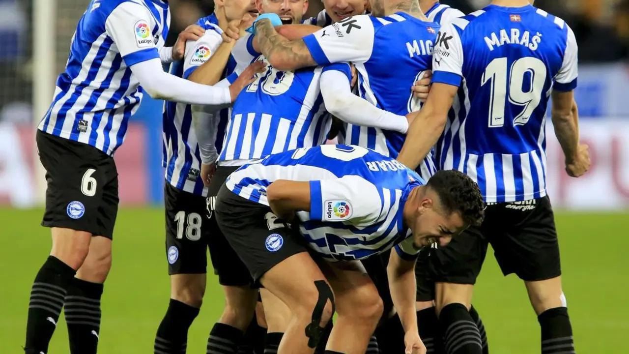 Los jugadores del Deportivo Alav&eacute;s celebrando el &uacute;nico gol del partido. | Foto:  LaLiga