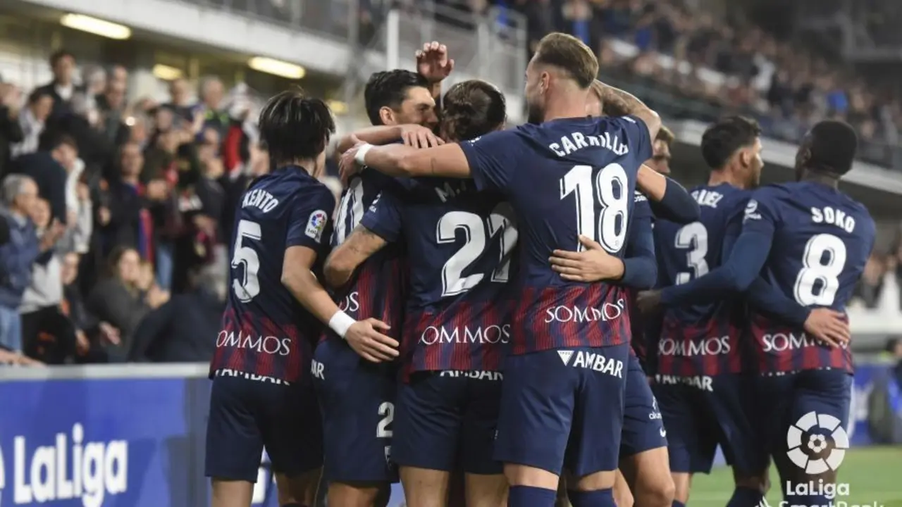 Los jugadores del Huesca celebran el gol de Marc Mateu al Villarreal B. Foto: LaLiga