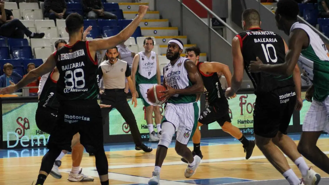Adom busca la canasta rival con un Pe&ntilde;as que se impuso en la primera parte ante Palma y luego perdi&oacute;. Foto: Cedida