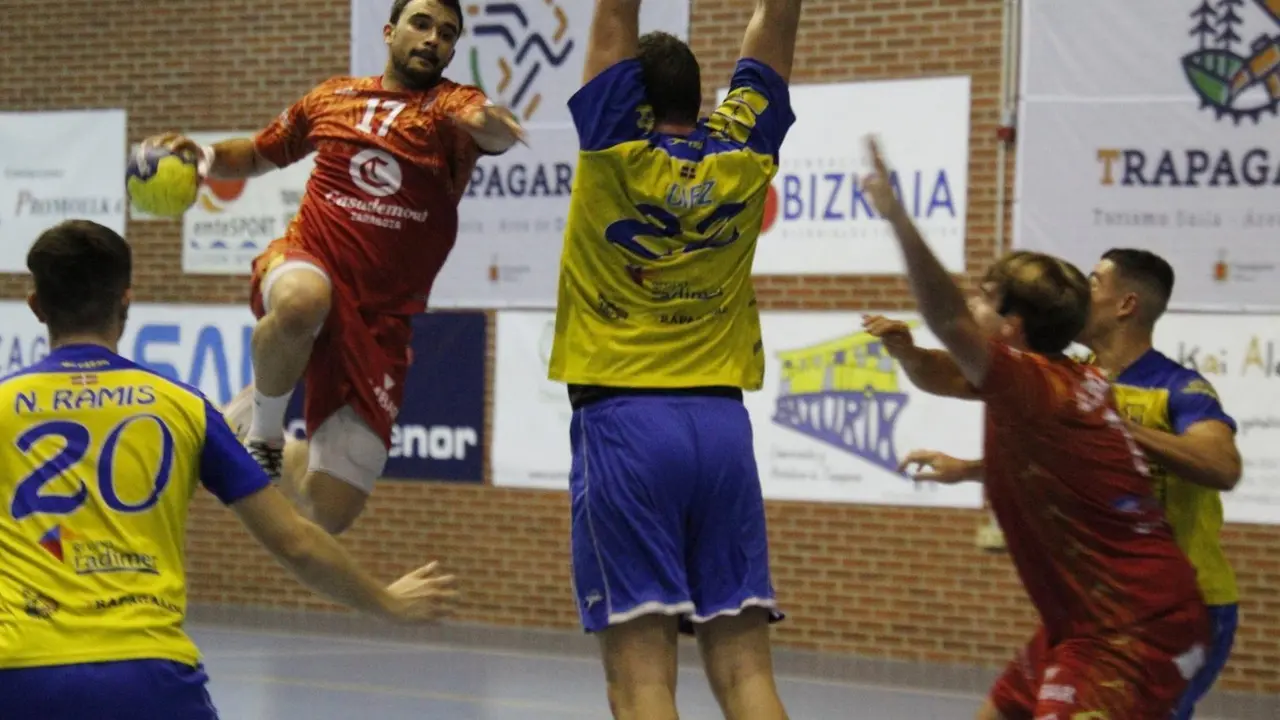 Jorge Ortega se dispone a lanzar a puerta | Foto: @ZaragozaBM