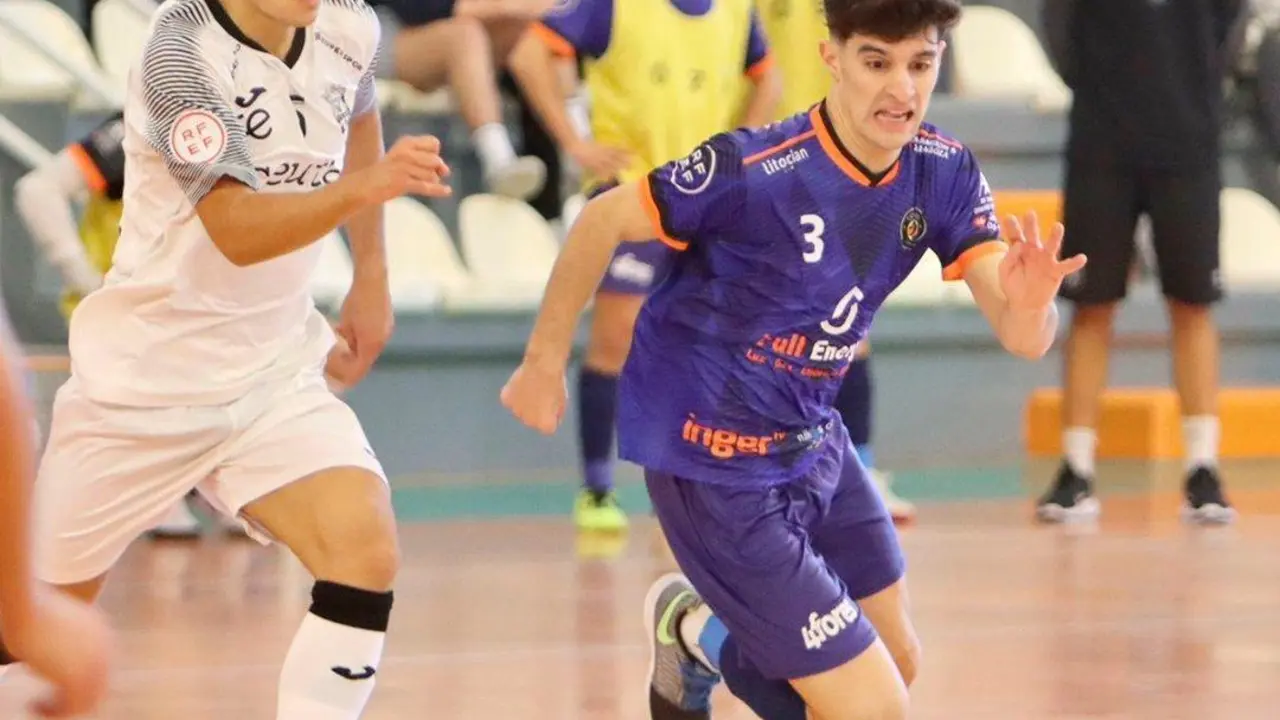 &Oacute;scar Chaparro conduce el bal&oacute;n | Foto: LNFS