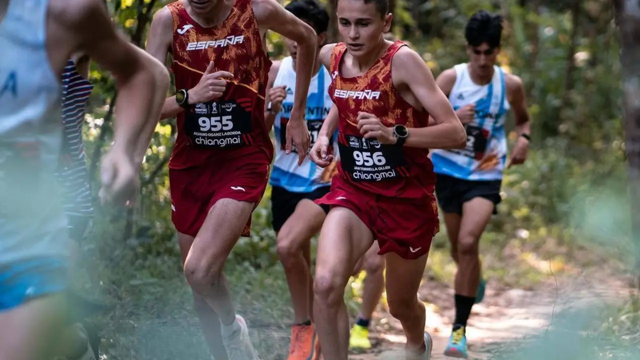 &Aacute;lvaro Osanz tira de un grupo en la carrera del Mundial celebrada en Tailandia. Foto: Jos&eacute; Miguel Mu&ntilde;oz