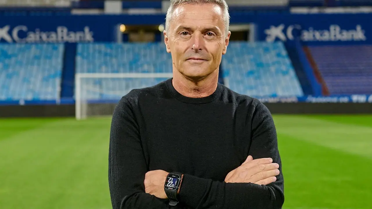 Fran Escrib&aacute; posa en La Romareda | Foto: Tino Gil / Real Zaragoza