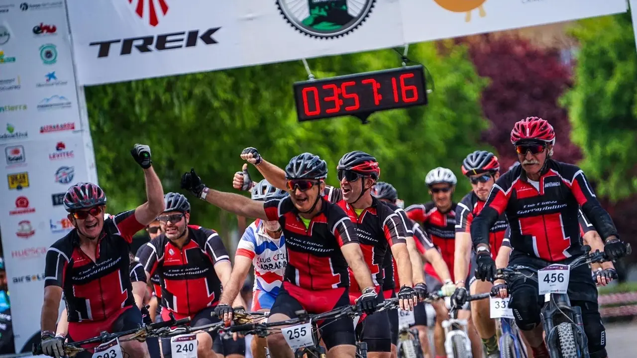 Entrada en meta de un grupo de ciclistas en una anterior edici&oacute;n de la HU-108. Foto: Cedida