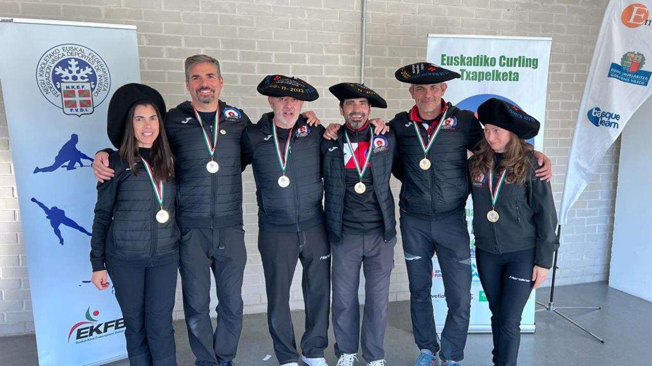 El equipo del CH Jaca ataviados con la tradicional txapela de homenaje a los campeones del torneo de Euskadi. Foto: Cedida