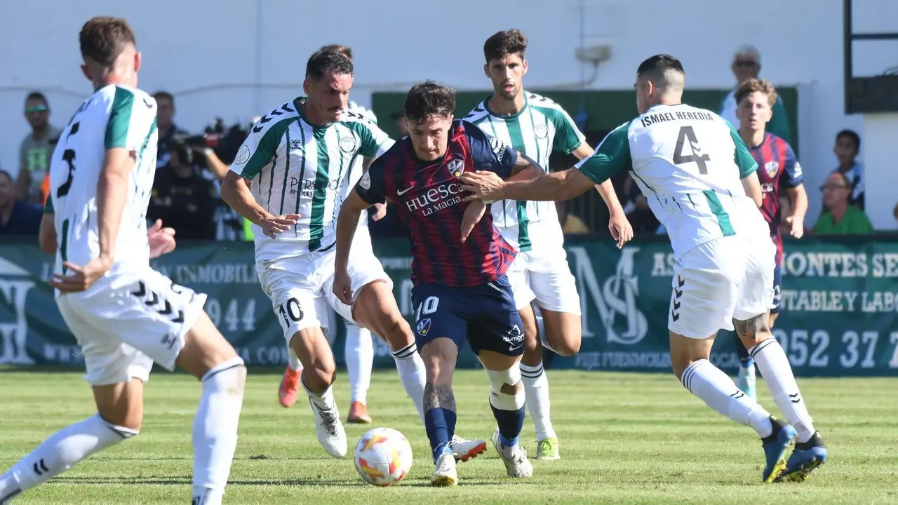 El Huesca no fue capaz de darle la vuelta al marcador en copa y cay&oacute; ante el Torremolinos en penaltis. | Foto: RFEF