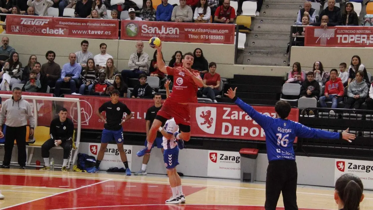 Miguel Lanero se dispone a lanzar | Foto: @ZaragozaBM