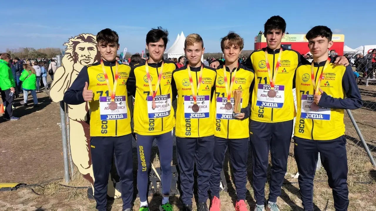 Equipo masculino sub-18 del Scorpio-71 que consigui&oacute; el bronce en Atapuerca. Foto: Cedida