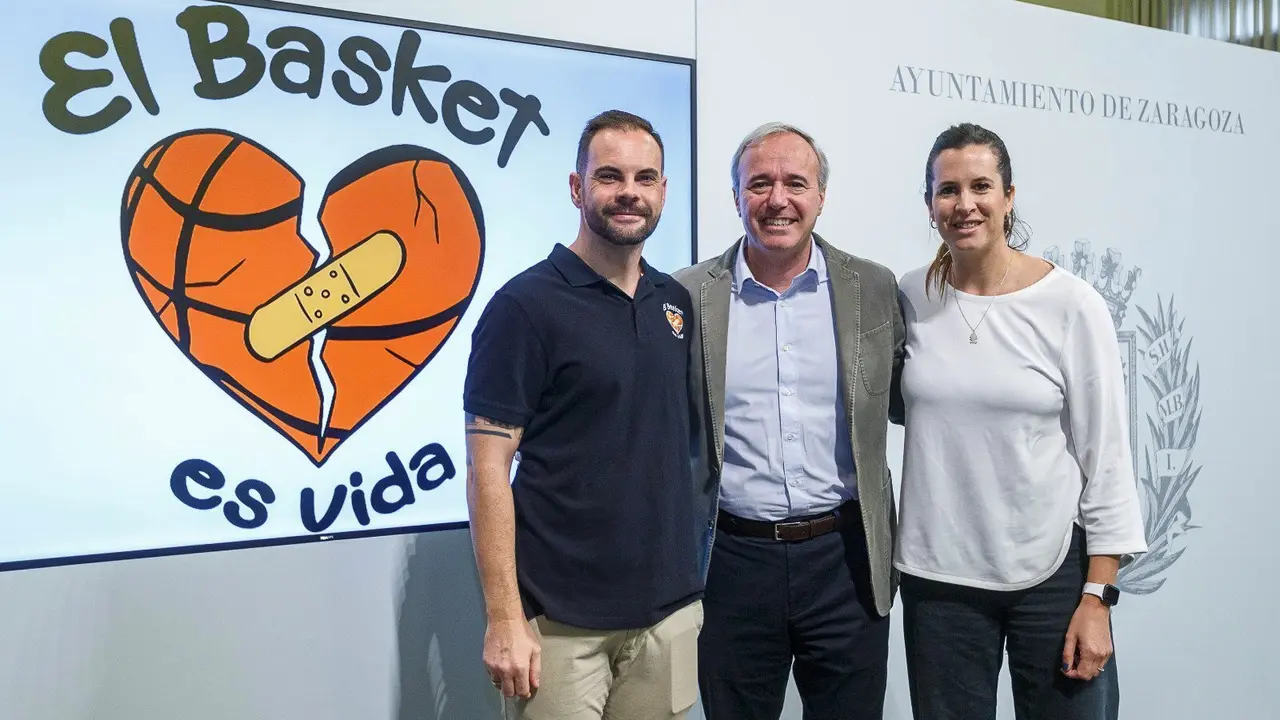 Alberto B&eacute;jar, en la presentaci&oacute;n del evento, junto al alcalde Jorge Azc&oacute;n y la concejal Cristina Garc&iacute;a