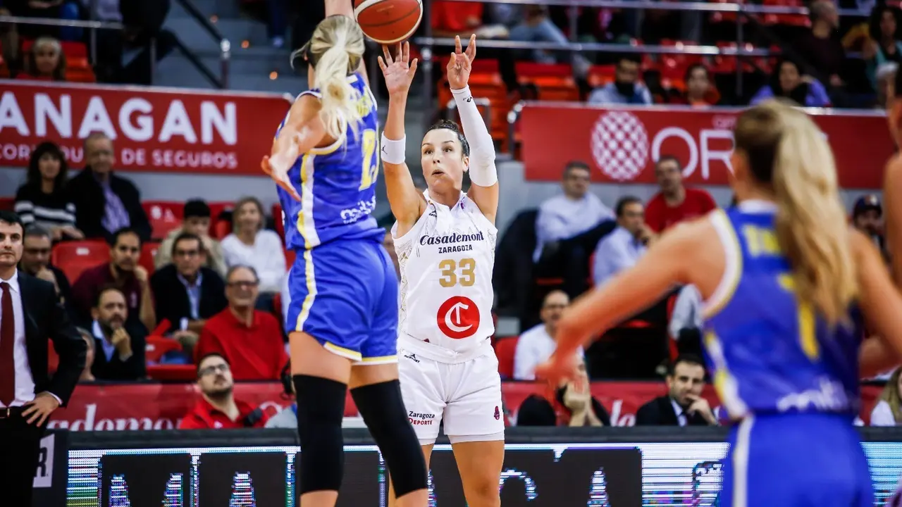 Gracia Alonso lanza en una posici&oacute;n punteada | Foto: Esther Casas / Casademont Zaragoza