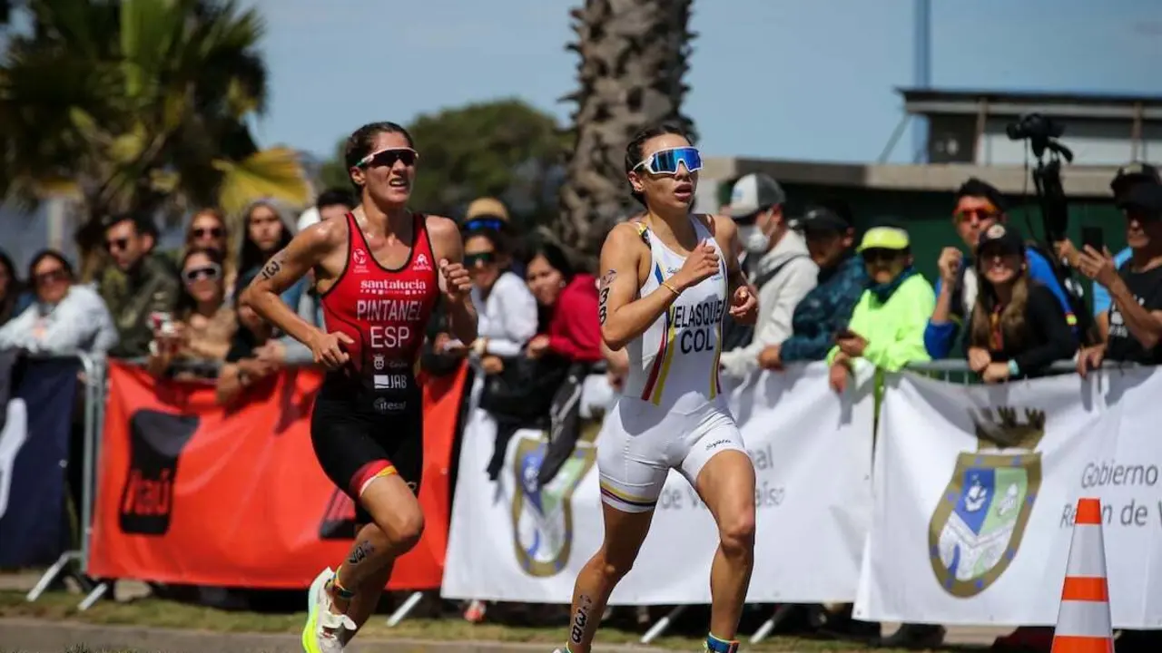 Pintanel persigue a la triatleta colombiana que acab&oacute; tercera en la prueba celebrada en Chile. Foto: Cedida