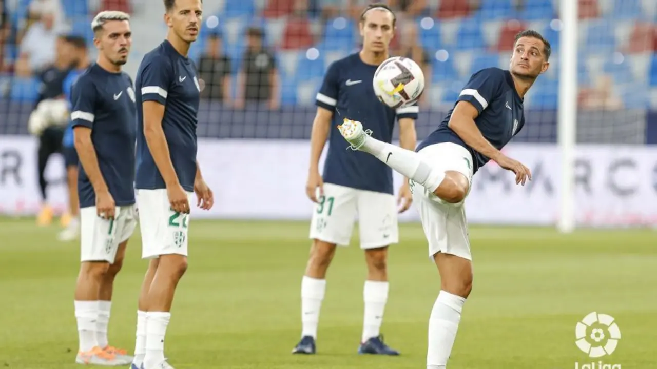 Juan Villar, en el calentamiento de un partido | Foto: LaLiga