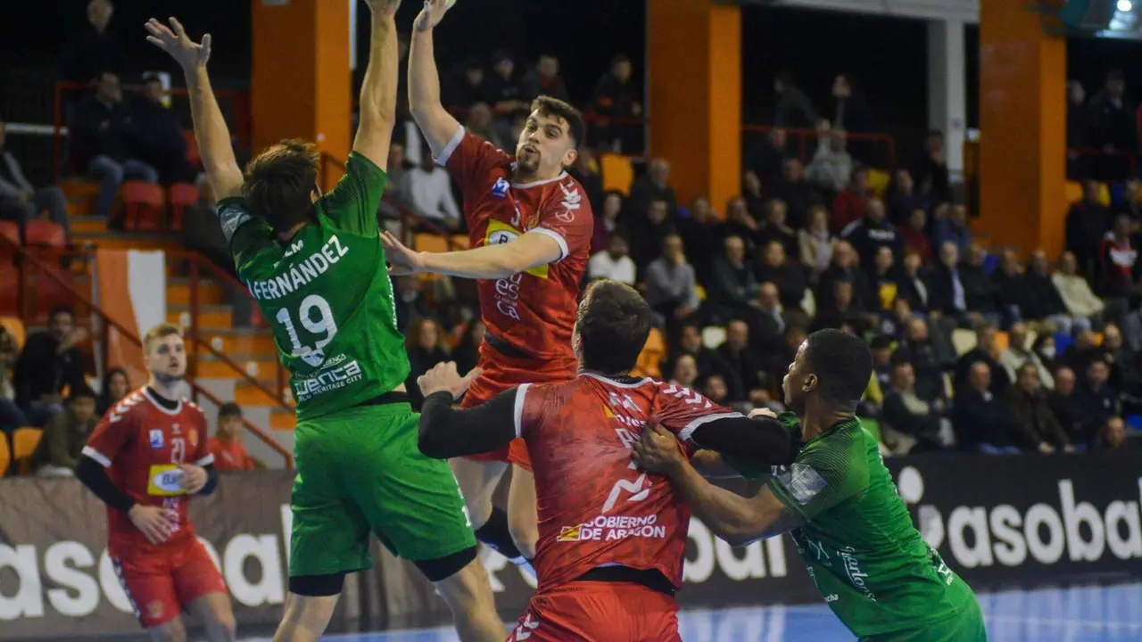 Miguel Malo, otro de los grandes protagonistas del Bada Huesca contra Cuenca, se eleva sobre la defensa del siete manchego. Foto: J. A. Lillo