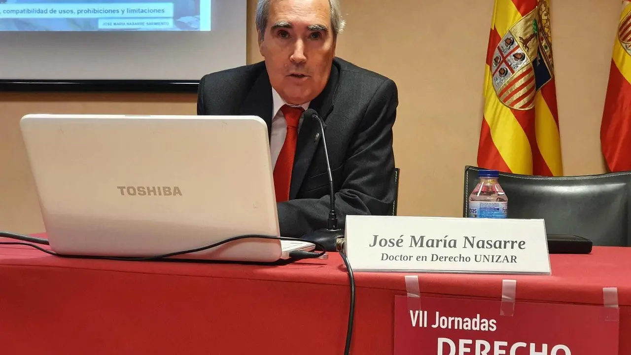 Jos&eacute; M&ordf; Nasarre durante su intervenci&oacute;n en las Jornadas de Derecho y Monta&ntilde;a que se celebran en Jaca. Foto: Cedida