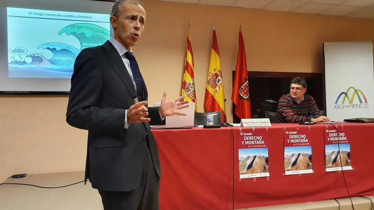 Angel Ruiz de Apodaca, en la imagen, durante su intervenci&oacute;n en las Jornadas de Derecho y Monta&ntilde;a celebradas en Jaca. Foto: Cedida