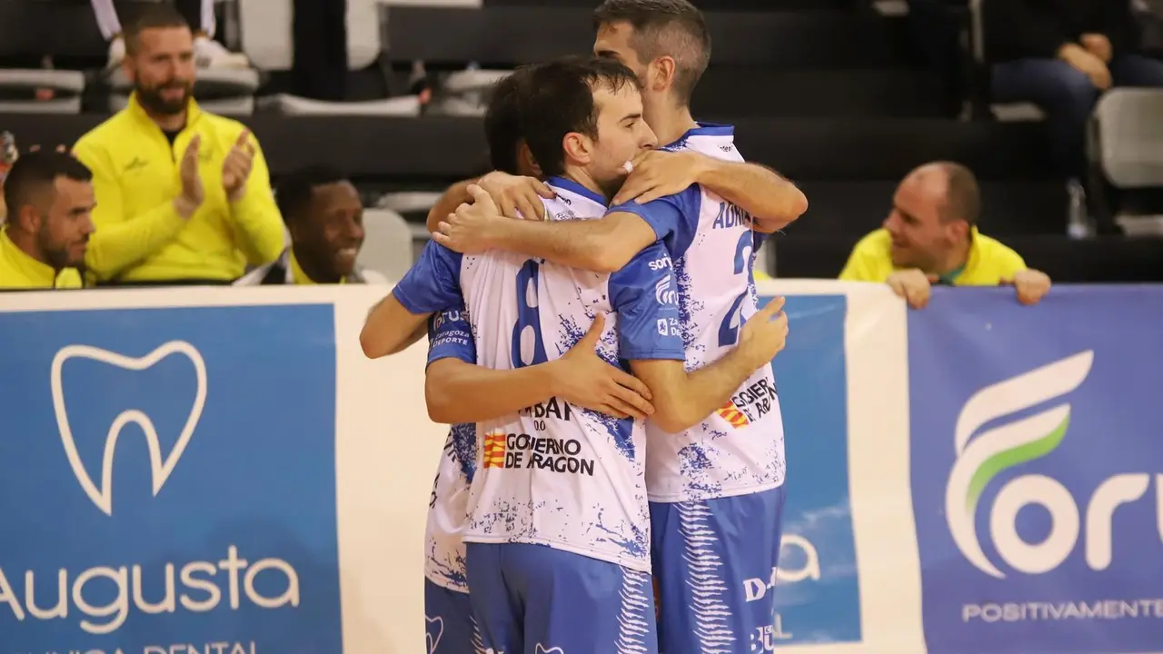 Richi Felipe y Adri Ortego se abrazan tras un gol