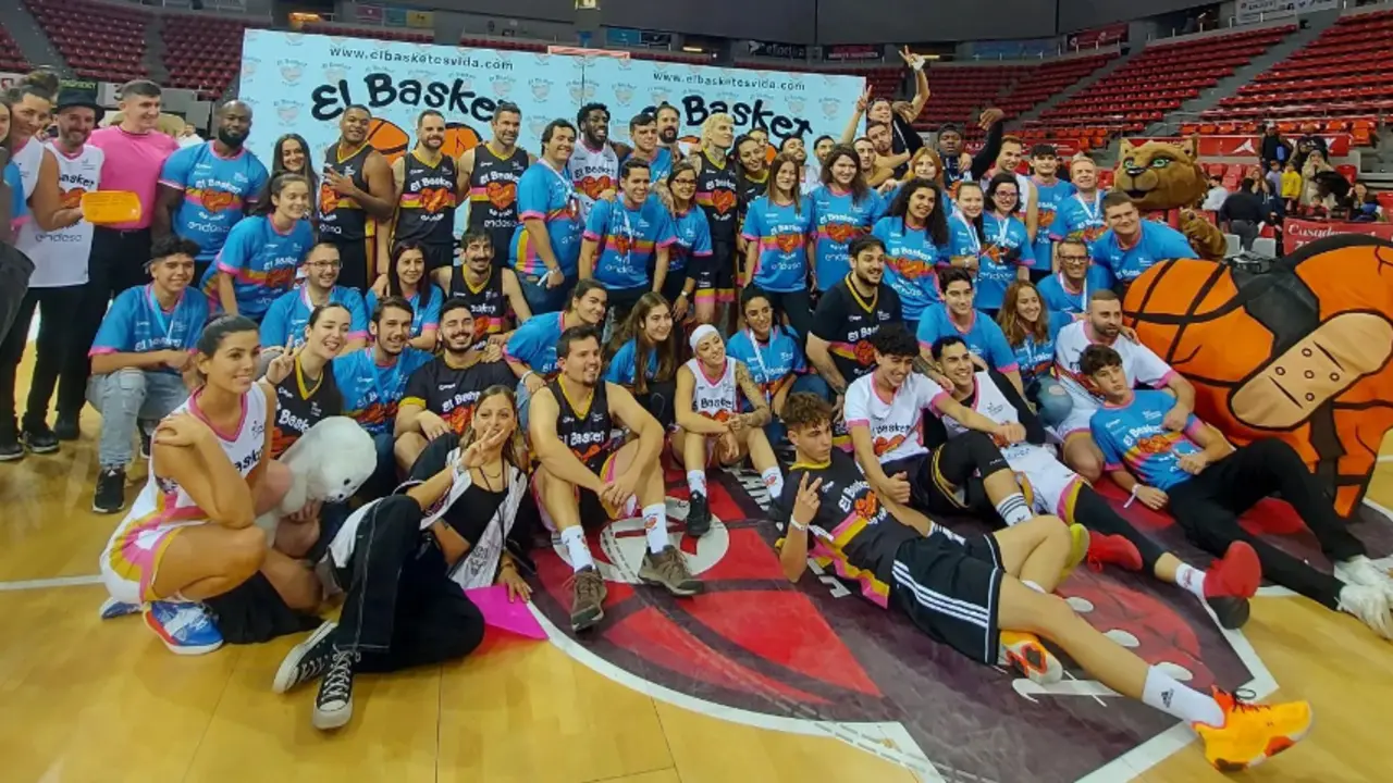 Todos los participantes del evento haciendo la foto de grupo al final del partido