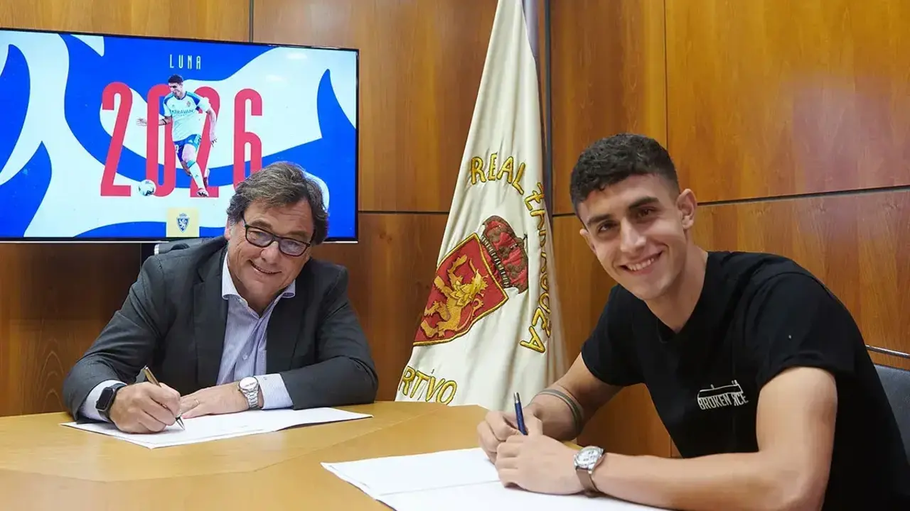 Marcos Luna, en la fotograf&iacute;a de su renovaci&oacute;n, concedida por el club. El canterano es la mejor soluci&oacute;n para el lateral derecho | Foto: Tino Gil / Real Zaragoza