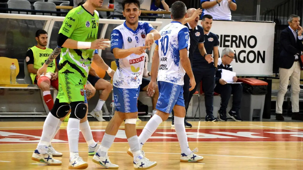 Adri&aacute;n Rivera celebra un gol en Copa ante El Pozo | Foto: Pedro Luis Serrano