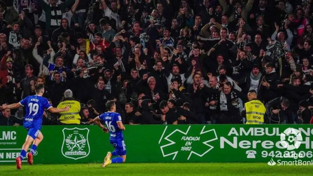 Curro celebra el gol que permiti&oacute; al Burgos ganar en Santander || Foto: La Liga SmartBank