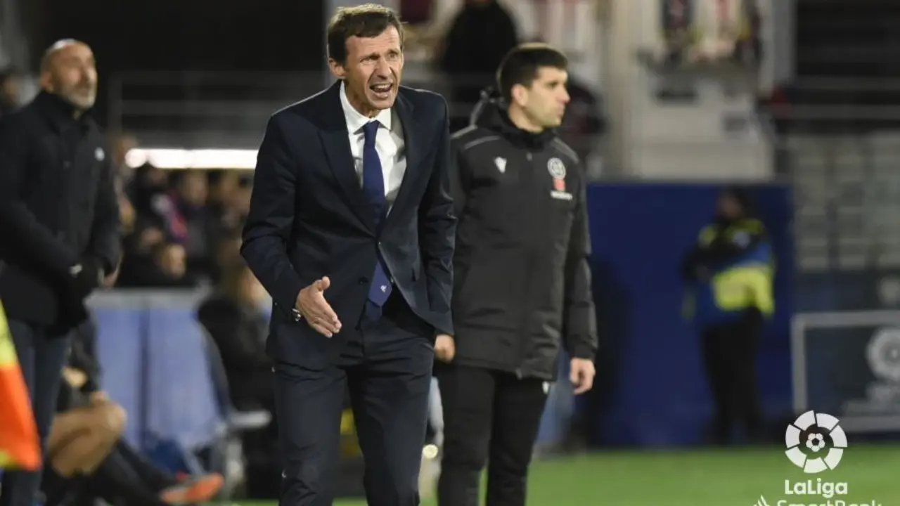 Ziganda se desga&ntilde;ita en la banda de El Alcoraz | Foto: LaLiga