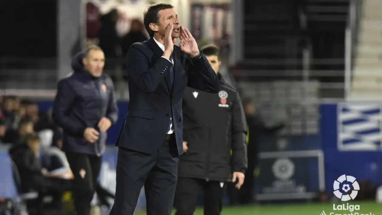 Ziganda dando instrucciones en El Alcoraz. Foto: LaLiga