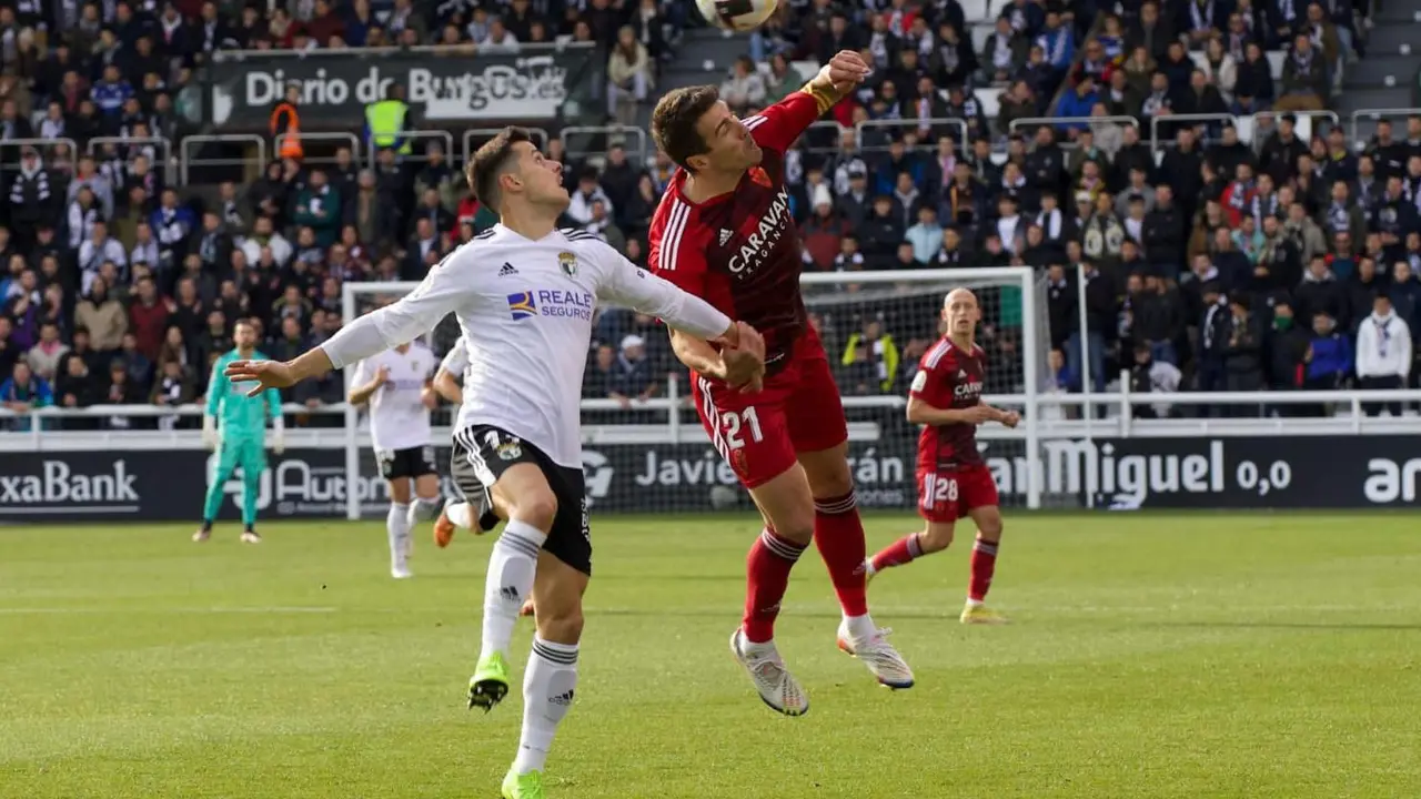 Alberto Zapater luchando un duelo en el partido de ida ante el Burgos CF. | Foto: Burgos CF