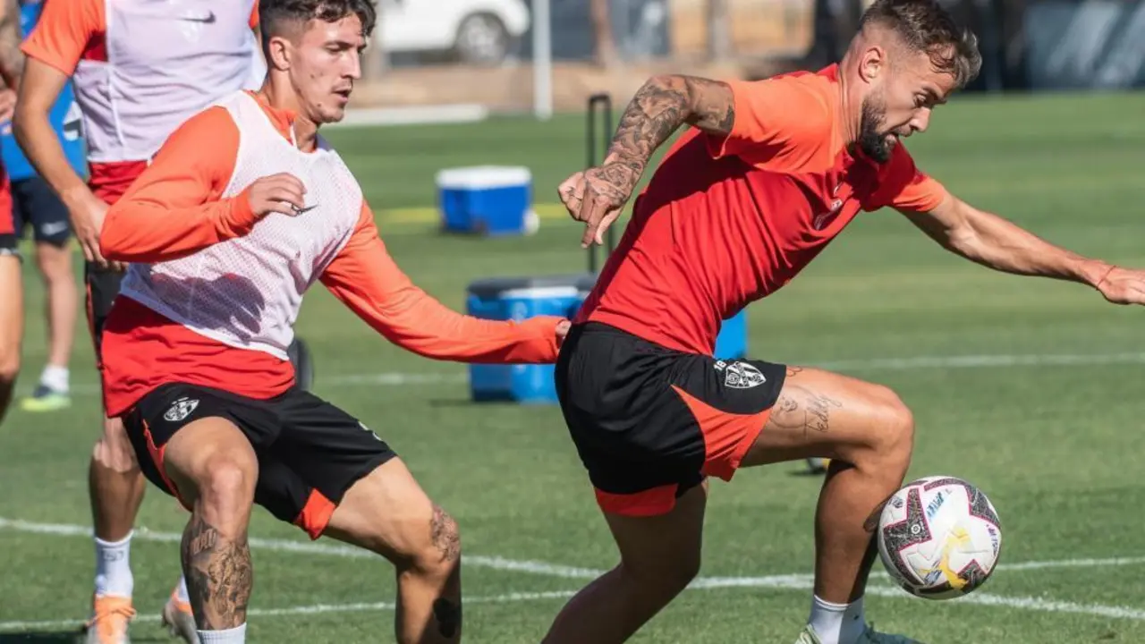 Carrillo y Escriche en una acci&oacute;n durante el entrenamiento | Foto: SD Huesca