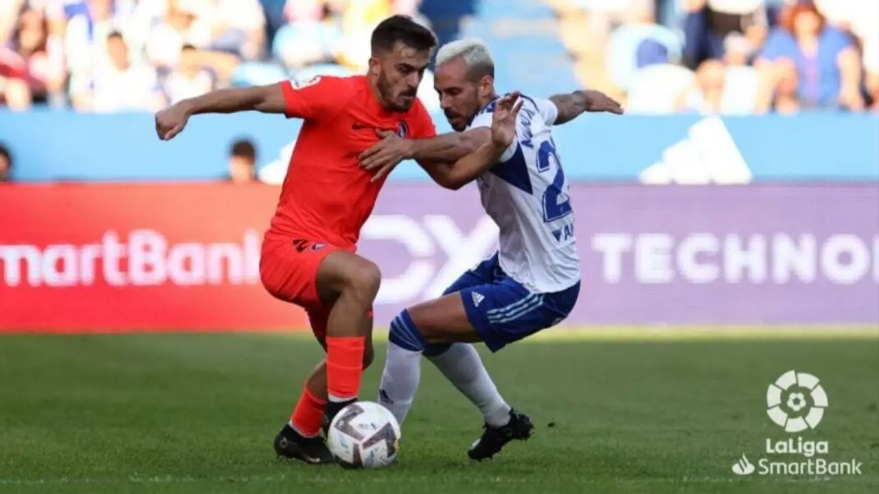 El andaluz pugna con un rival por el bal&oacute;n en un encuentro de esta temporada | Foto: LaLiga