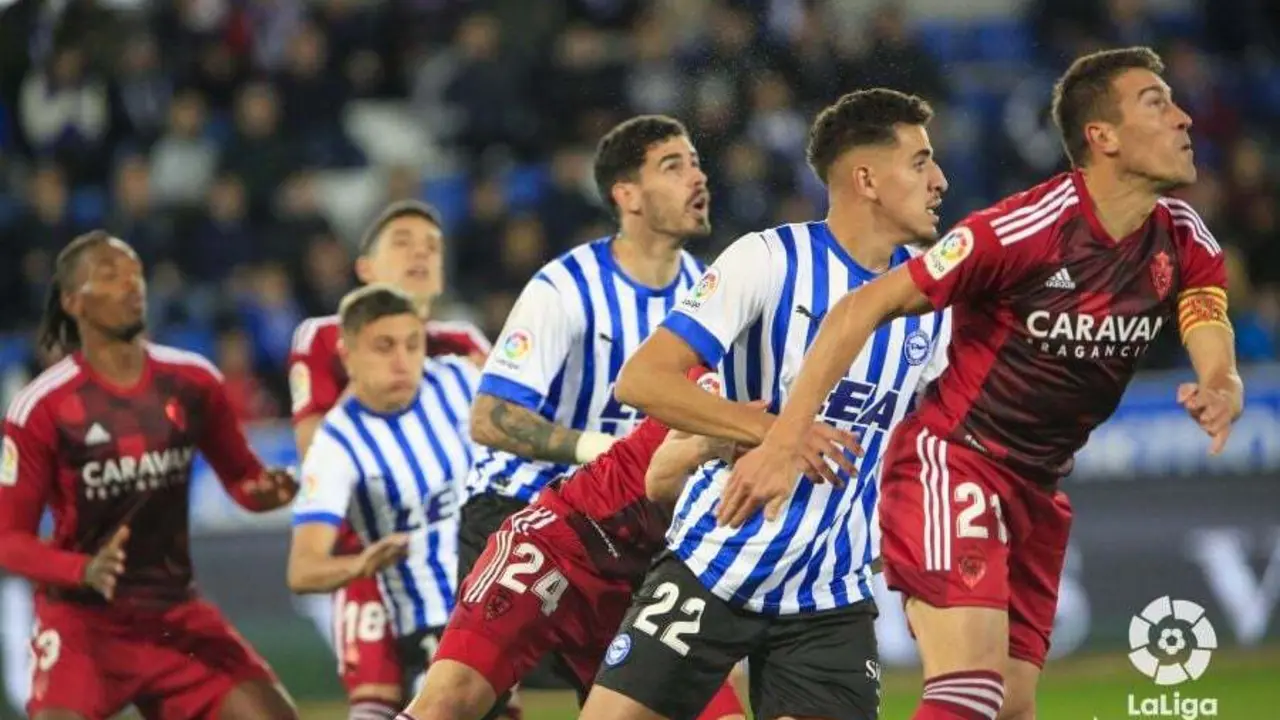 El Real Zaragoza defiende su &aacute;rea frente al Alav&eacute;s | Foto: La Liga
