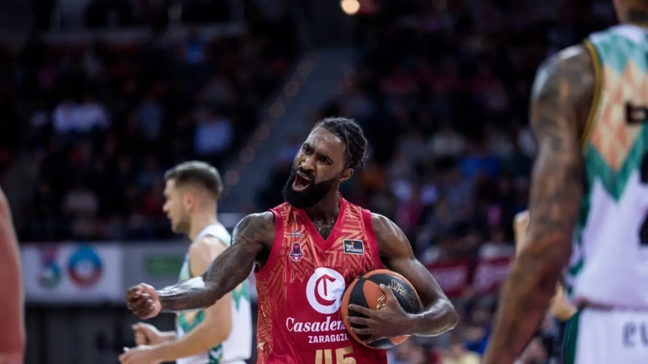 Howard Sant-Roos celebra una acci&oacute;n ante el Bilbao | Foto: Esther Casas / Casademont Zaragoza