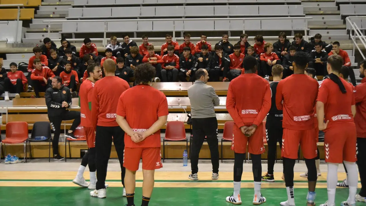 Jugadores y cuerpo t&eacute;cnico del Bada departieron con los canteranos al t&eacute;rmino del entrenamiento. Foto: Sportaragon