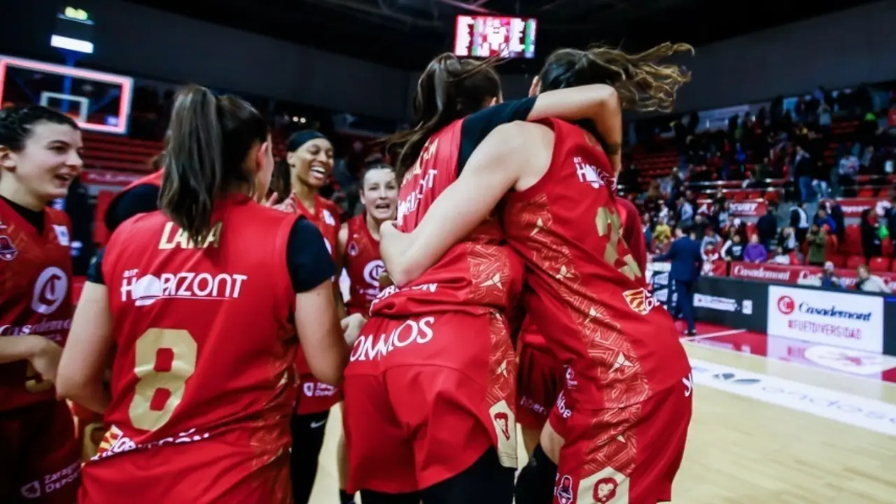 Las jugadoras celebran el triunfo ante Araski | Foto: Esther Casas / Casademont Zaragoza