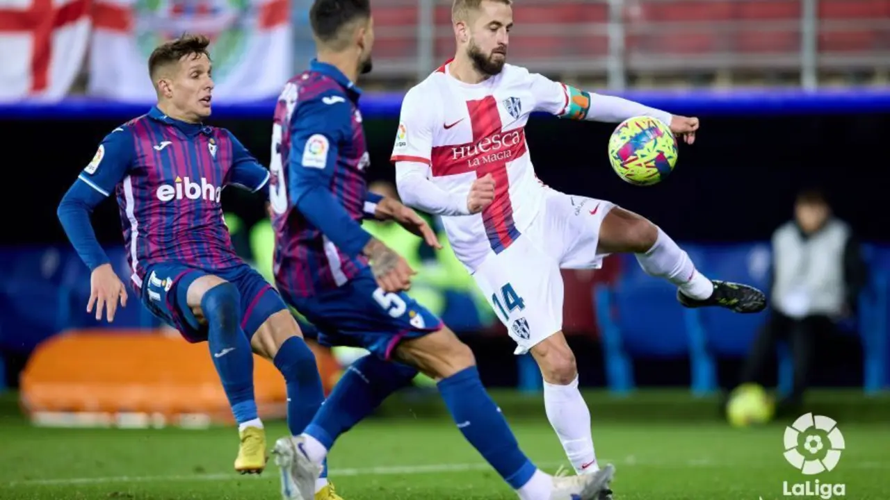 Pulido luchando un bal&oacute;n contra la SD Eibar. Foto: LaLiga.