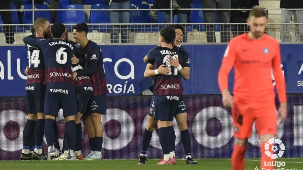 Los jugadores del Huesca celebran el 1-0 | Foto: LaLiga