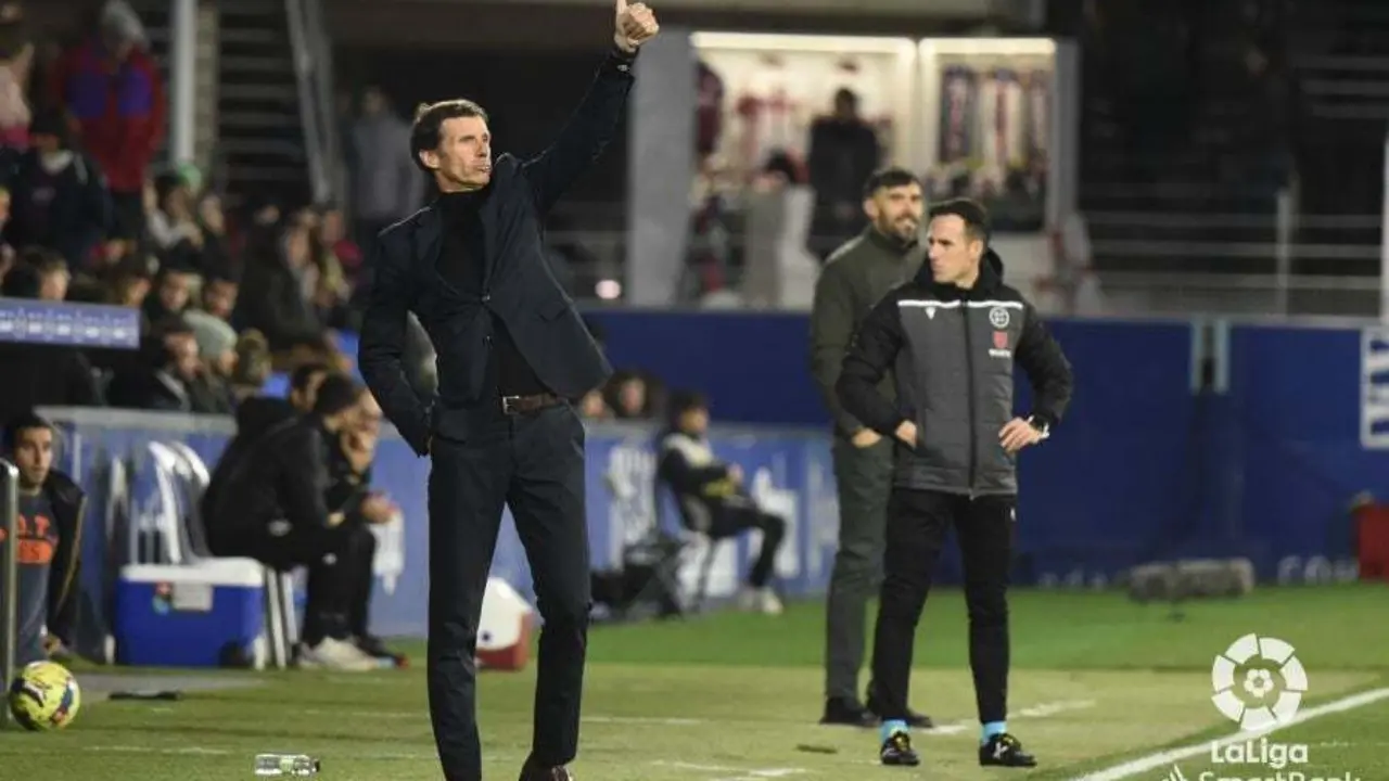 Ziganda da instrucciones en la banda de El Alcoraz | Foto: LaLiga