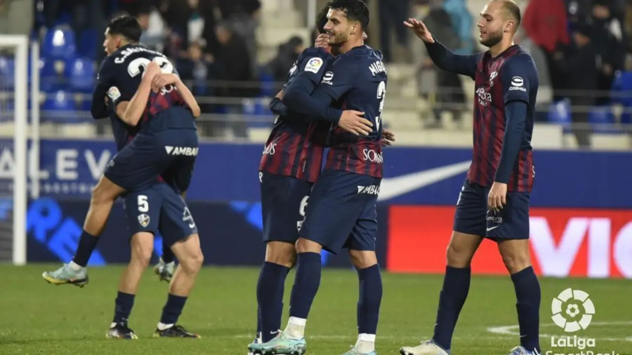 Los jugadores de la SD Huesca sobre el verde de El Alcoraz | Foto: LaLiga